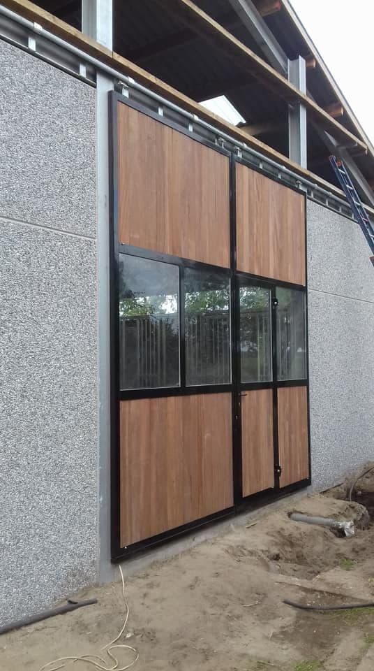 Dubbele staldeur te Sint-Pietersleeuw - afbeelding 1