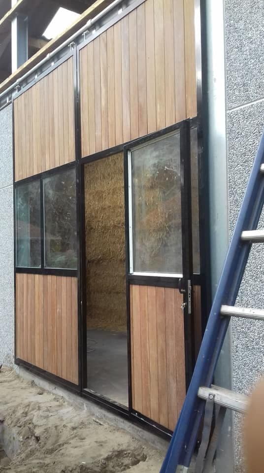 Dubbele staldeur te Sint-Pietersleeuw - afbeelding 2