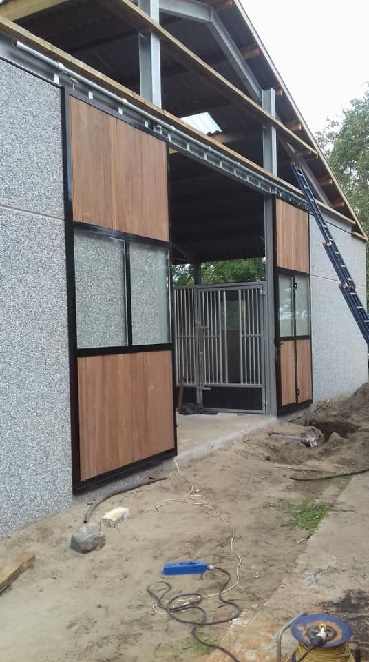 Dubbele staldeur te Sint-Pietersleeuw - afbeelding 3