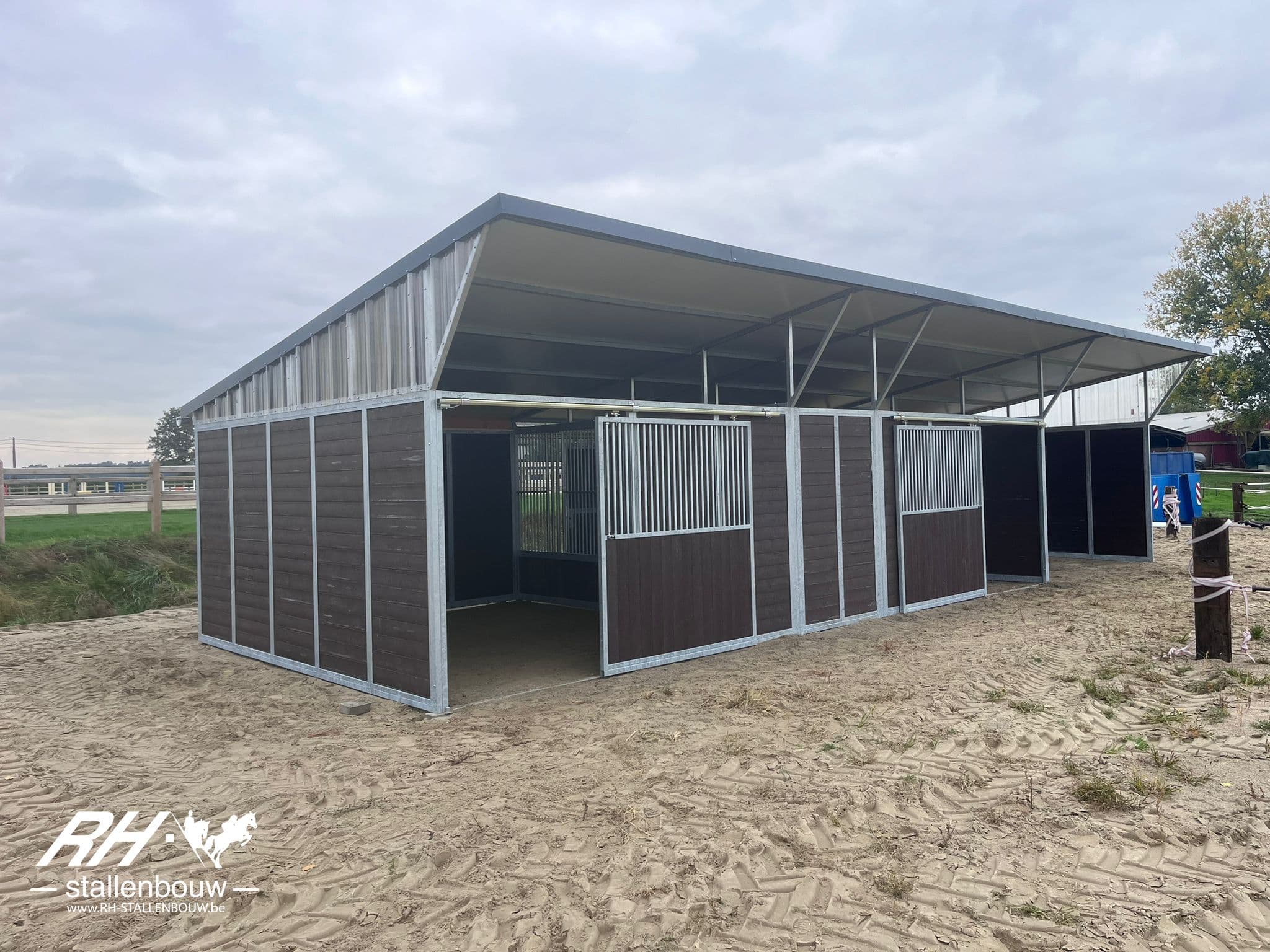 Nieuwe Basic+ buitenstallen met voedergang - afbeelding 1