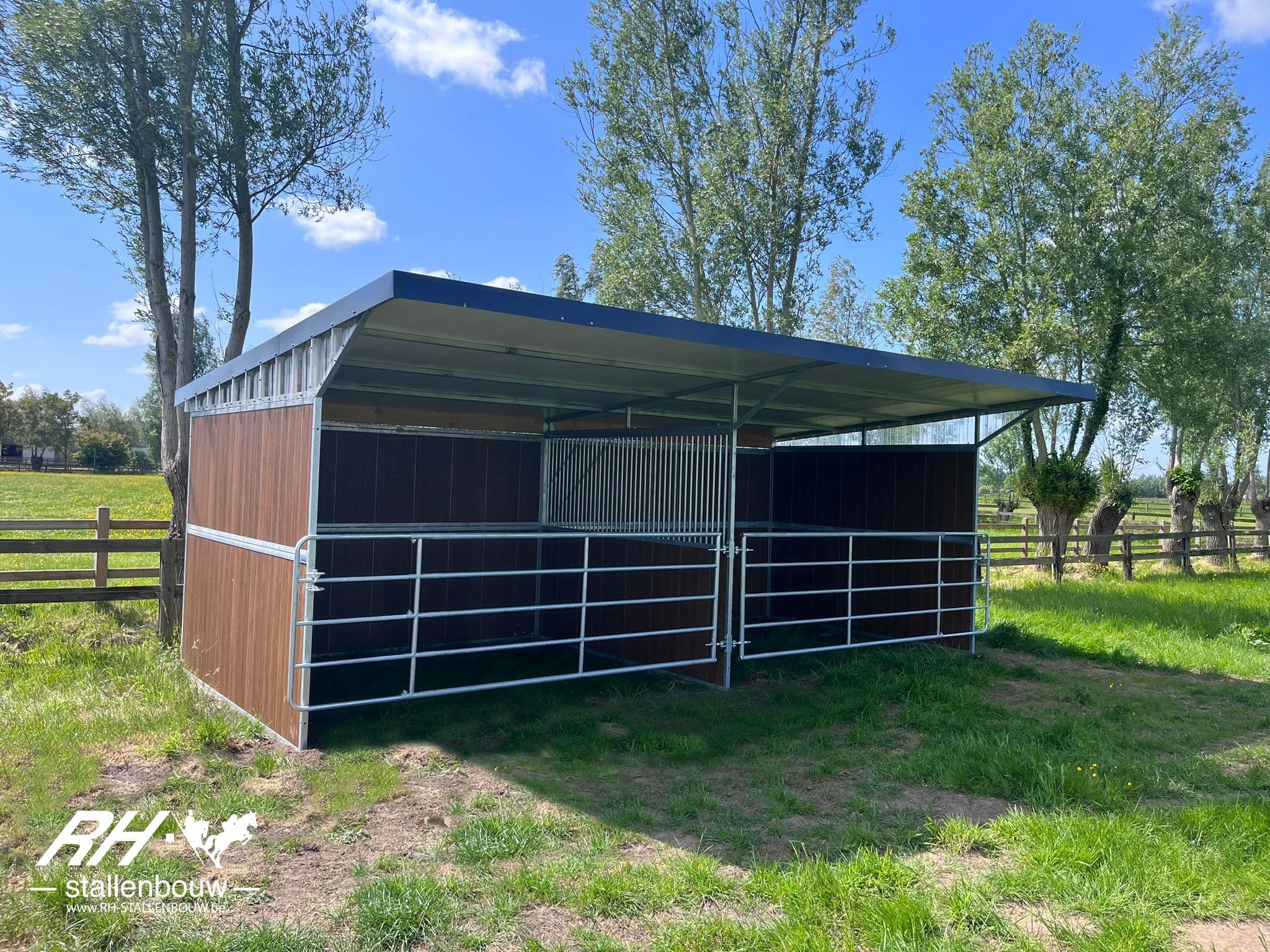 Dubbele schuilstal met onderhoudsvrije kunststof planken - afbeelding 1