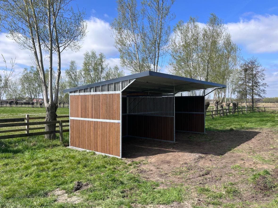 Dubbele schuilstal met onderhoudsvrije kunststof planken - afbeelding 2