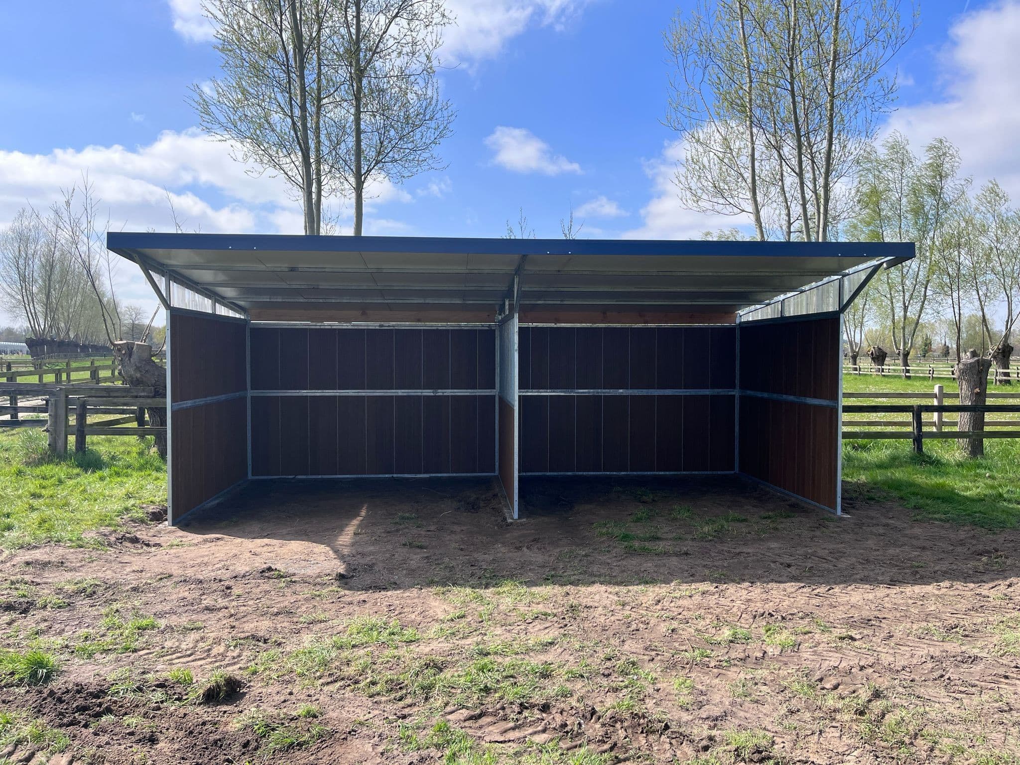 Dubbele schuilstal met onderhoudsvrije kunststof planken - afbeelding 3