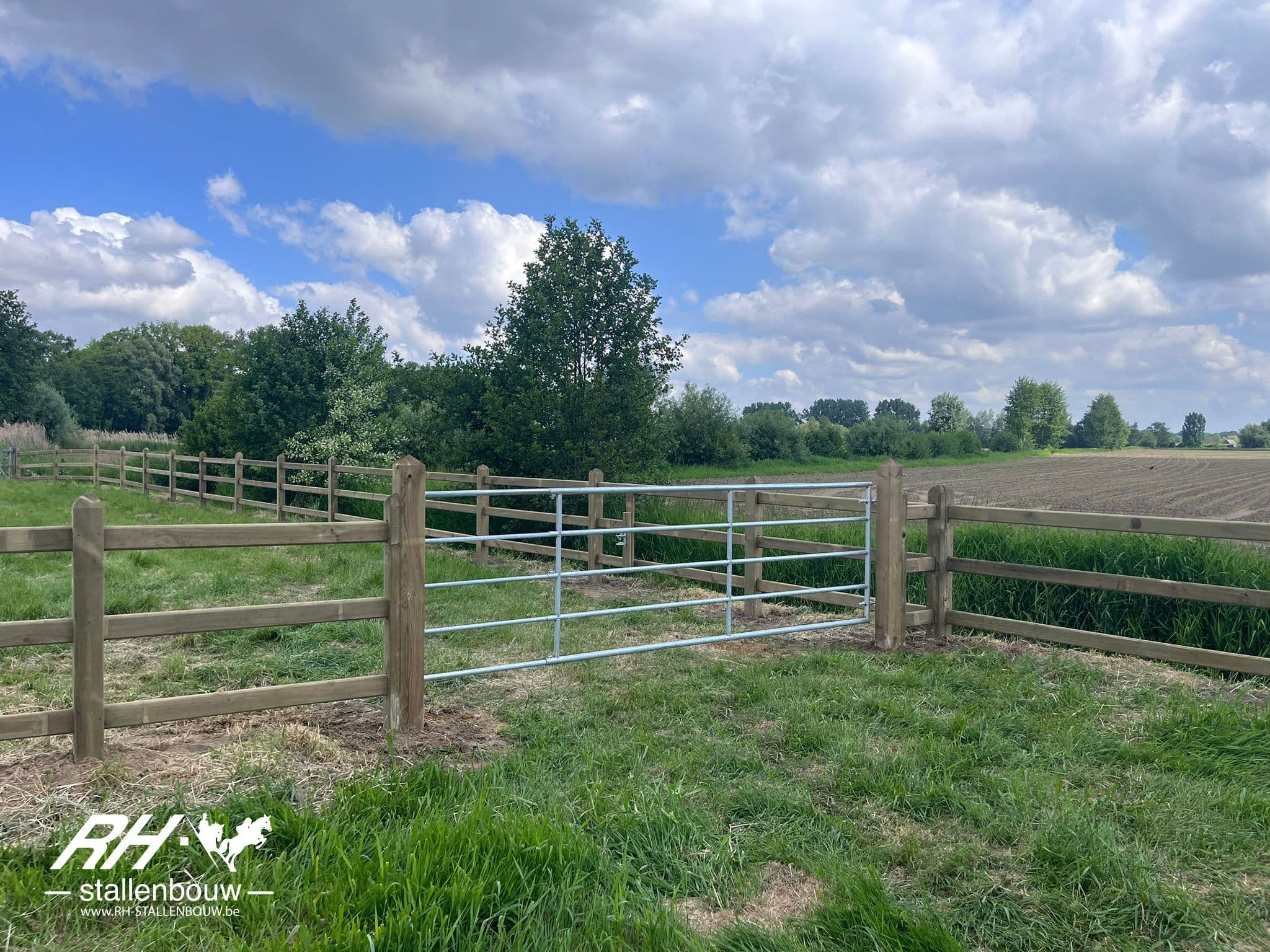 Dubbele schuilstal met onderhoudsvrije kunststof planken - afbeelding 4