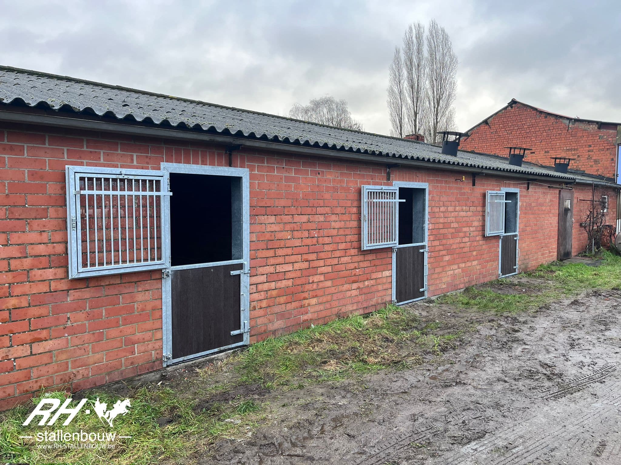 Opendraaibare voer- & zijwanden en draaideuren draai/kiep - afbeelding 1