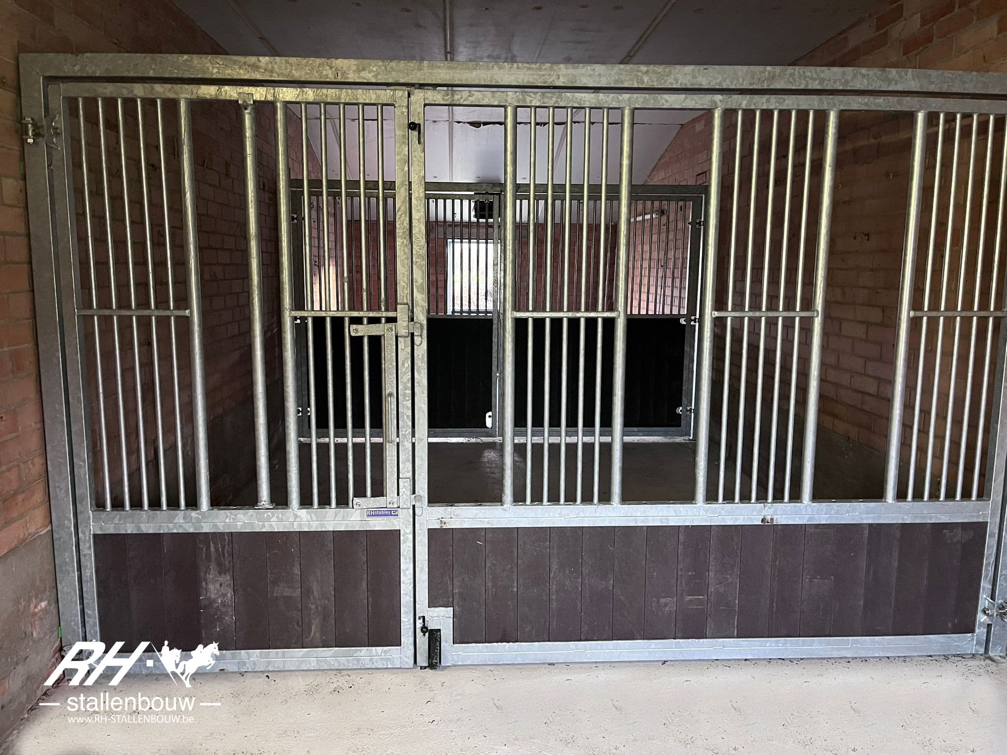 Opendraaibare voer- & zijwanden en draaideuren draai/kiep - afbeelding 3