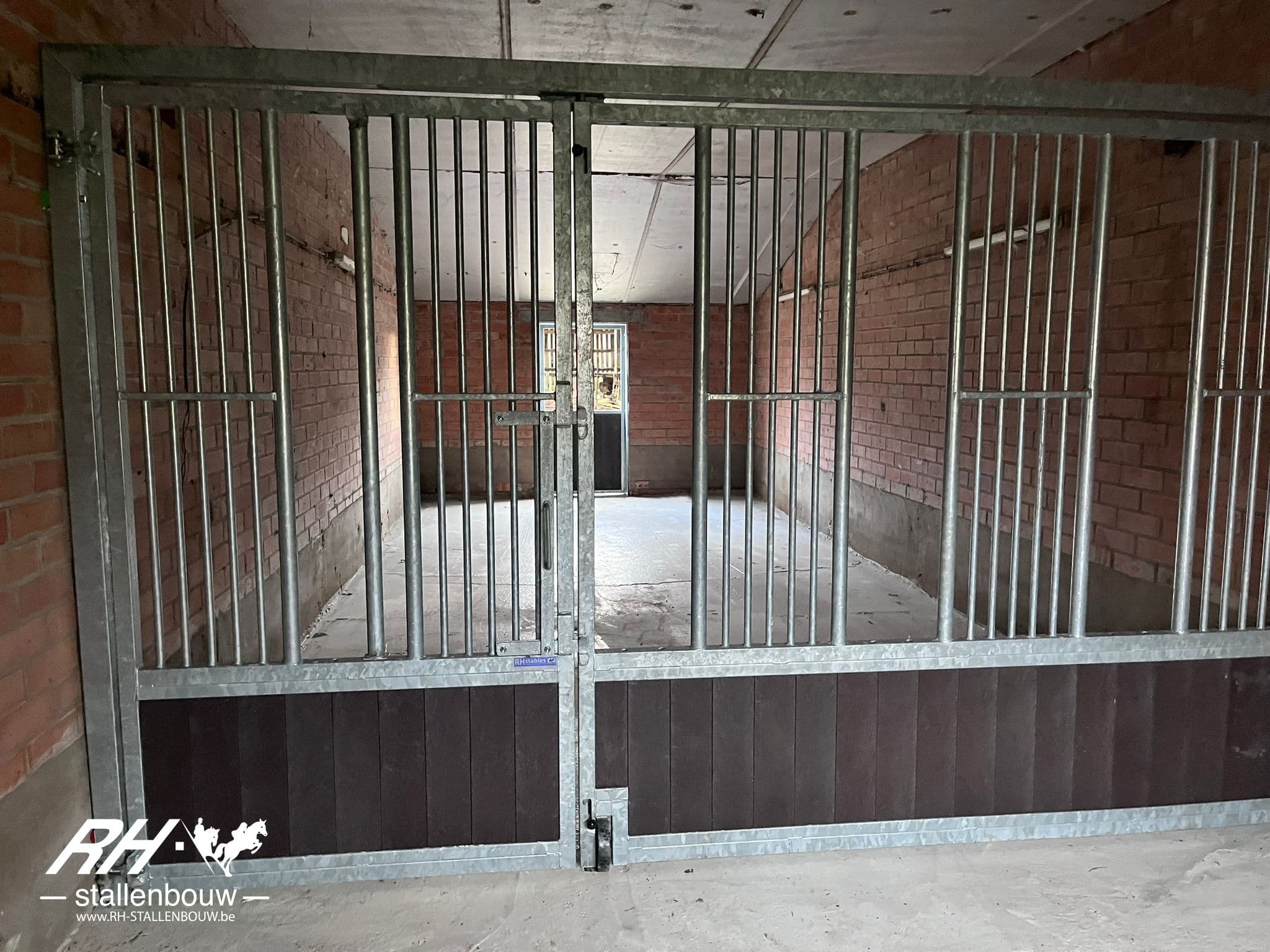 Opendraaibare voer- & zijwanden en draaideuren draai/kiep - afbeelding 4