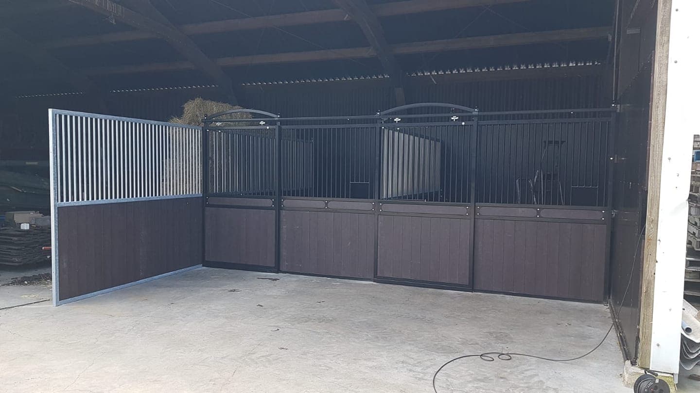 Magnifique voorwanden met minideur en dwarsplank - afbeelding 1