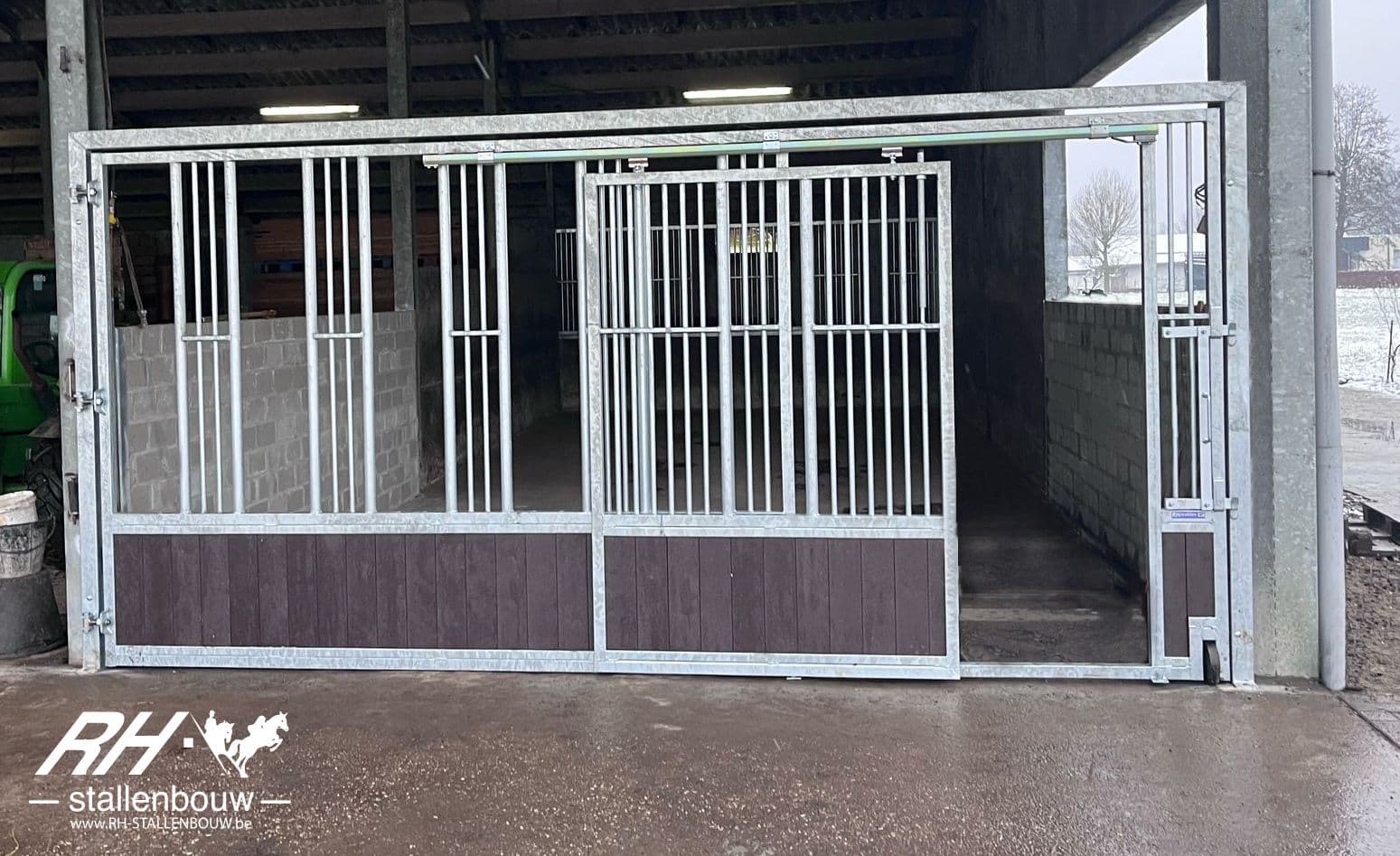 Voerwand met extra brede schuifdeur – ideaal voor grotere paarden - afbeelding 1