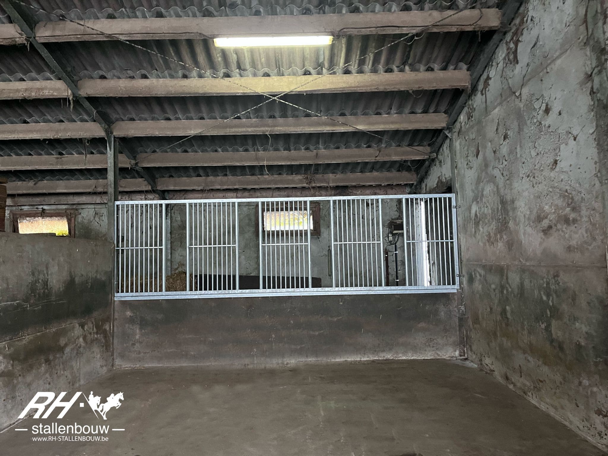 Voerwand met extra brede schuifdeur – ideaal voor grotere paarden - afbeelding 3