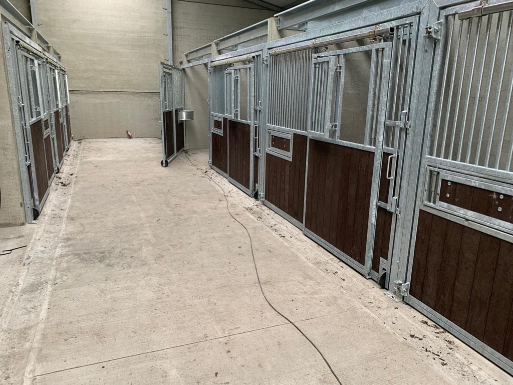 Voorwanden basic model "Evita" met draaibare voerbak - afbeelding 1