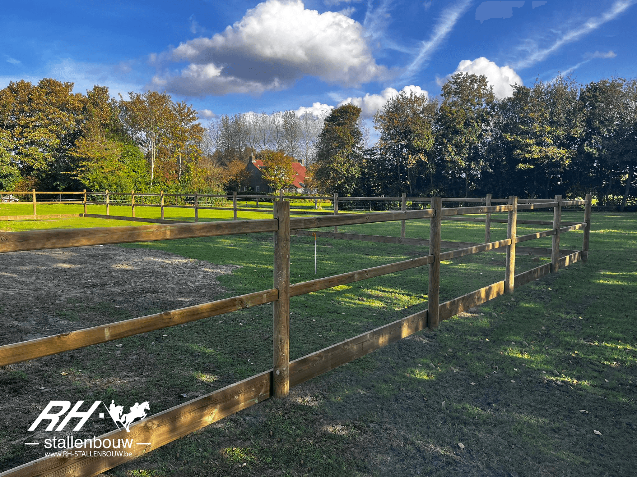 Doorsteek omheining met 2 liggers, ronde palen en afgewerkt met dwarsplank - afbeelding 2