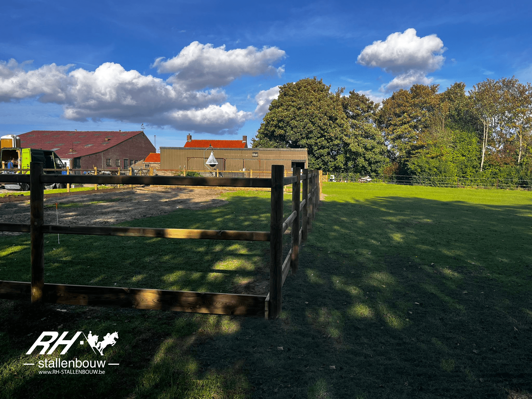 Doorsteek omheining met 2 liggers, ronde palen en afgewerkt met dwarsplank - afbeelding 1