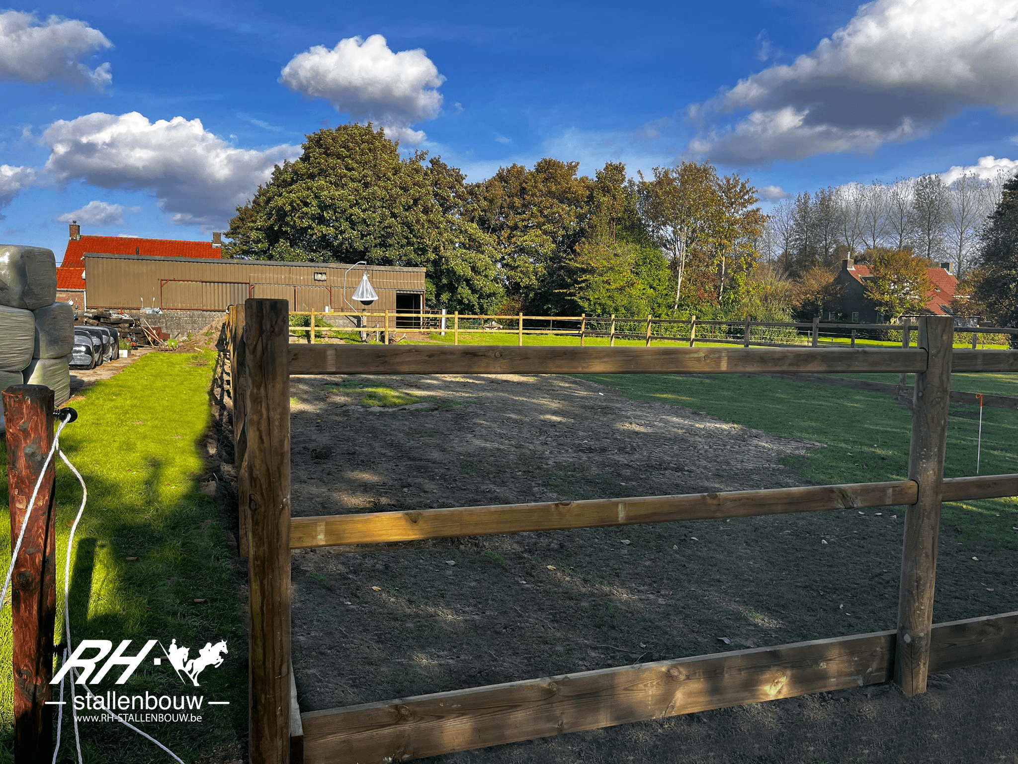 Doorsteek omheining met 2 liggers, ronde palen en afgewerkt met dwarsplank - afbeelding 3