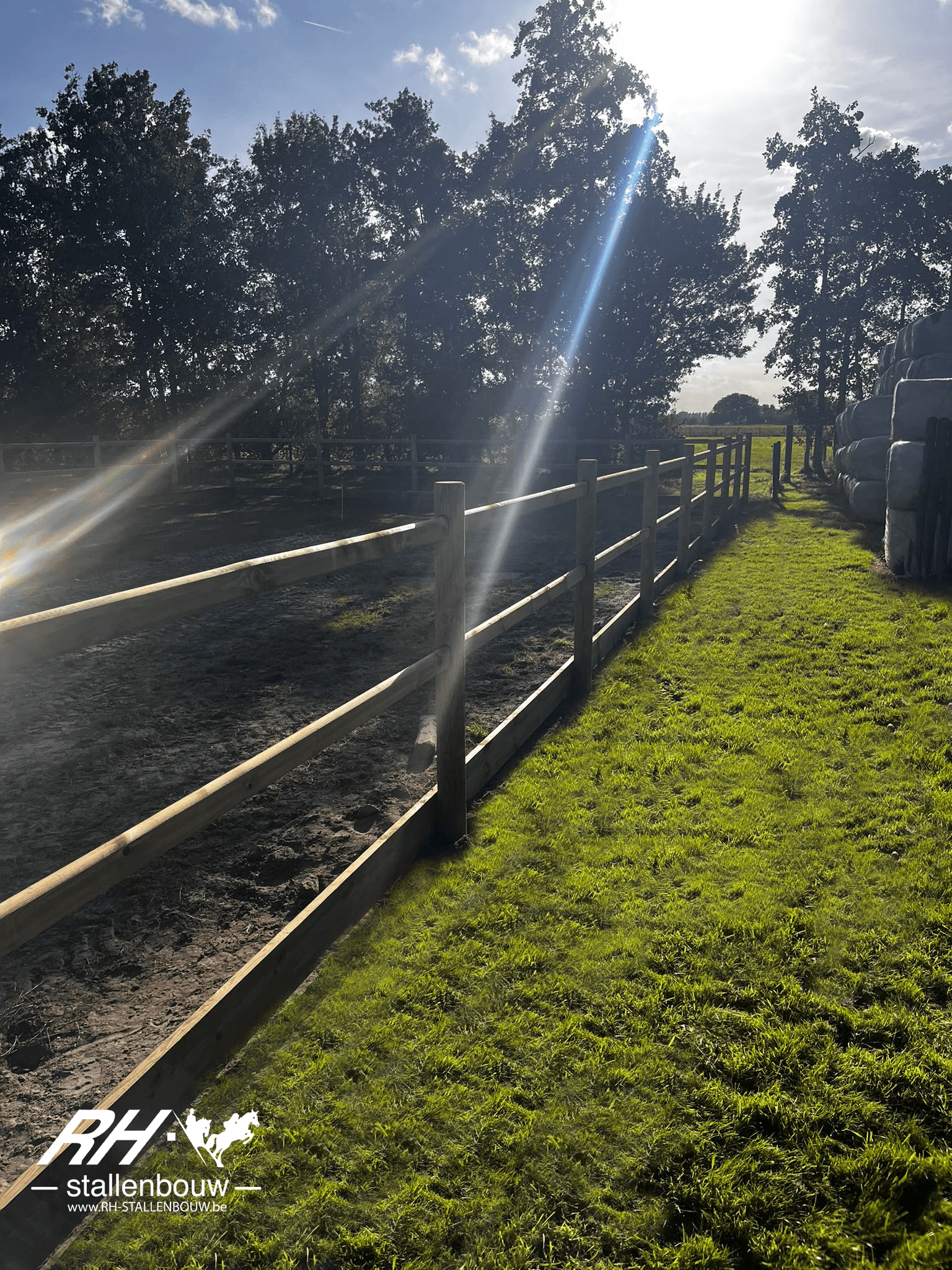 Doorsteek omheining met 2 liggers, ronde palen en afgewerkt met dwarsplank - afbeelding 4