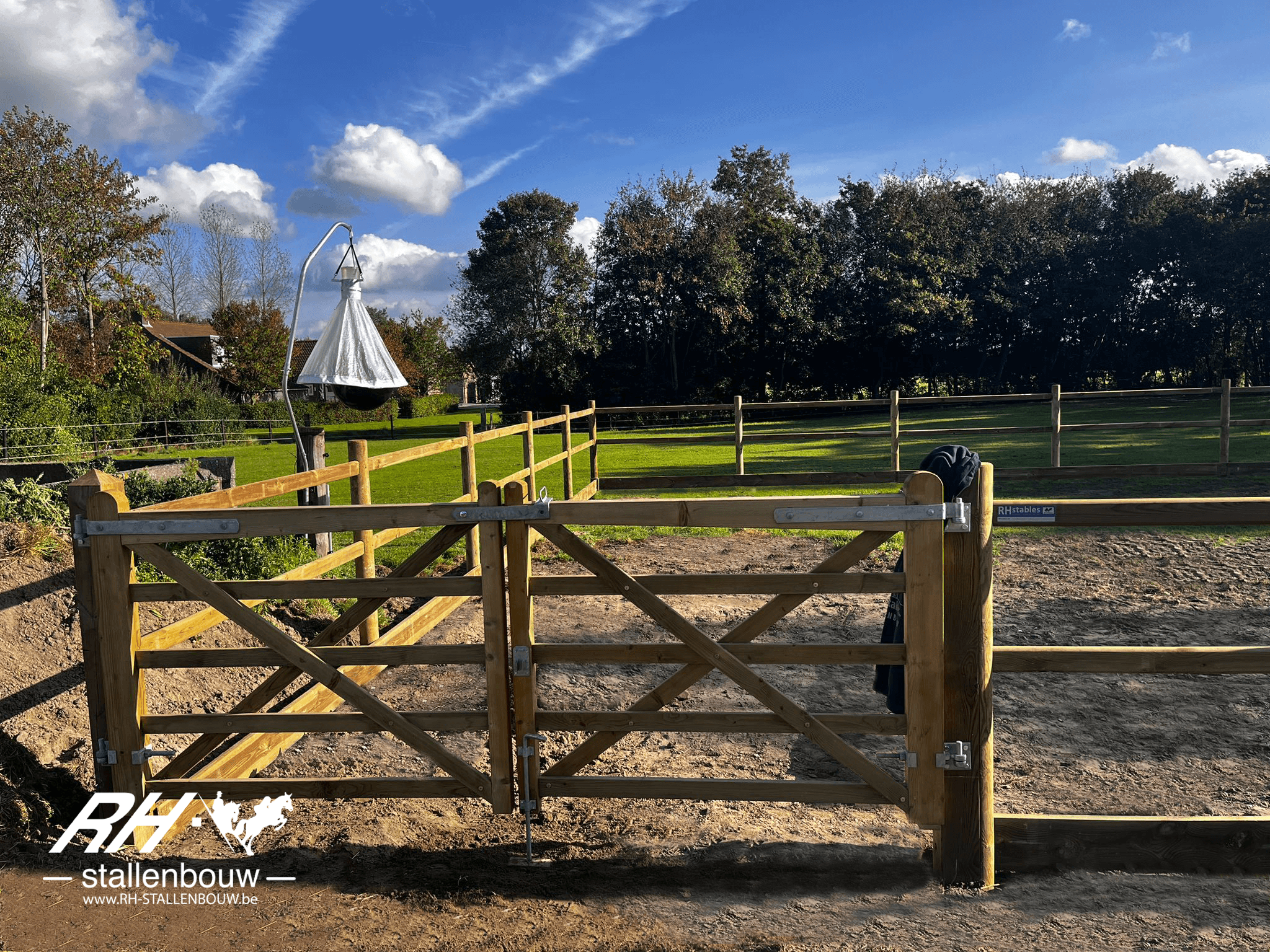 Doorsteek omheining met 2 liggers, ronde palen en afgewerkt met dwarsplank - afbeelding 5