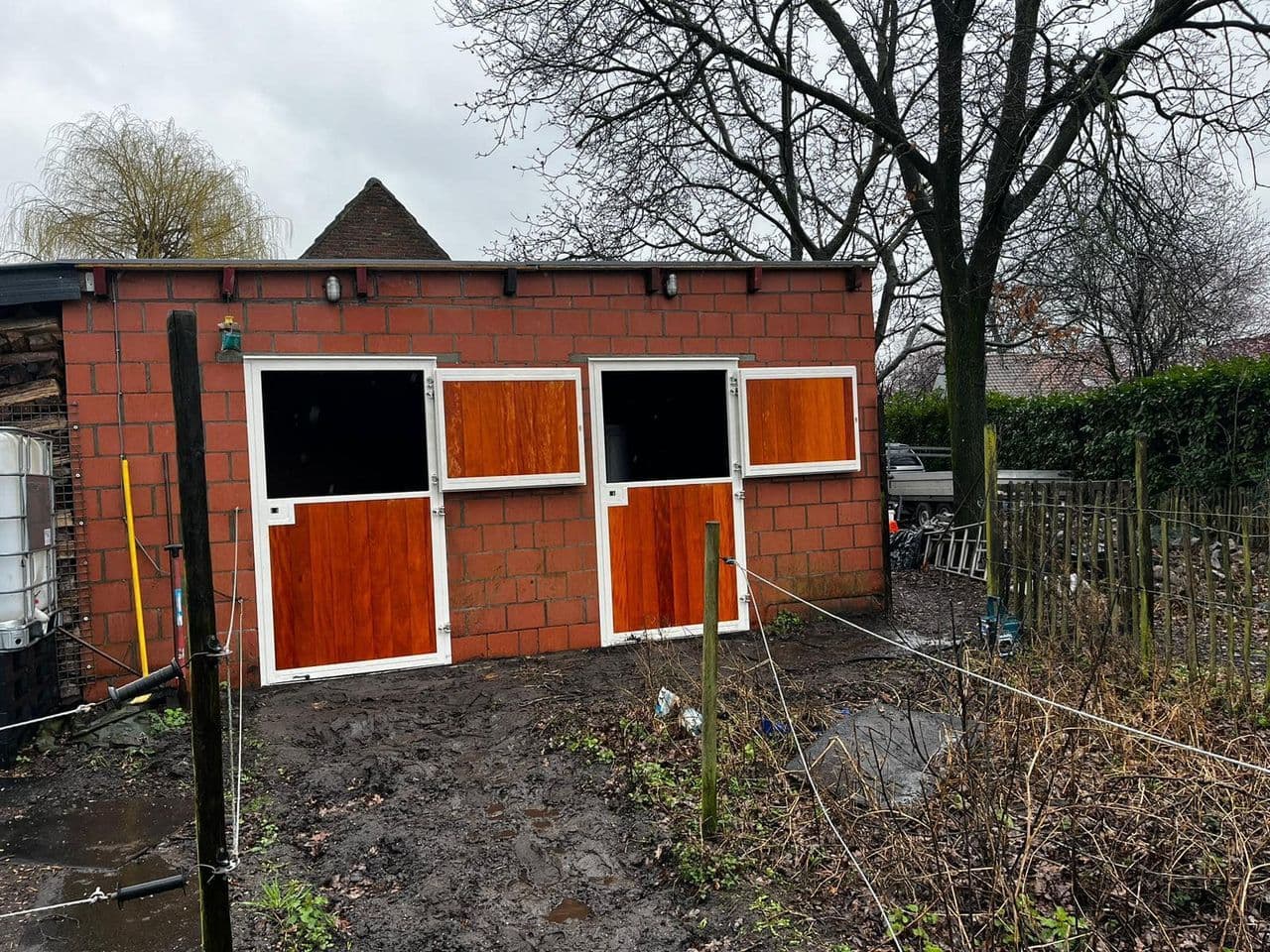 Profi staldeuren met hardhouten planken gemonteerd - afbeelding 3
