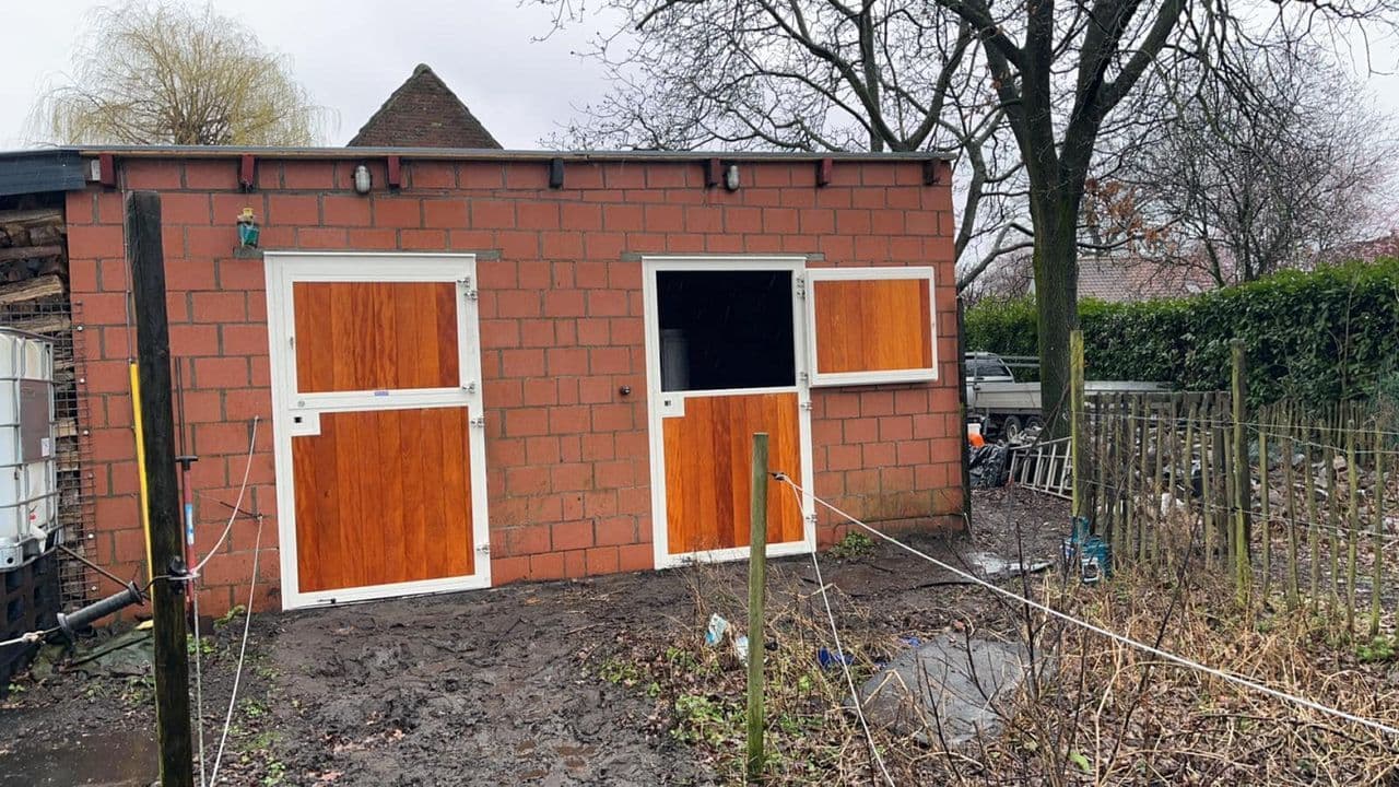 Profi staldeuren met hardhouten planken gemonteerd - afbeelding 1