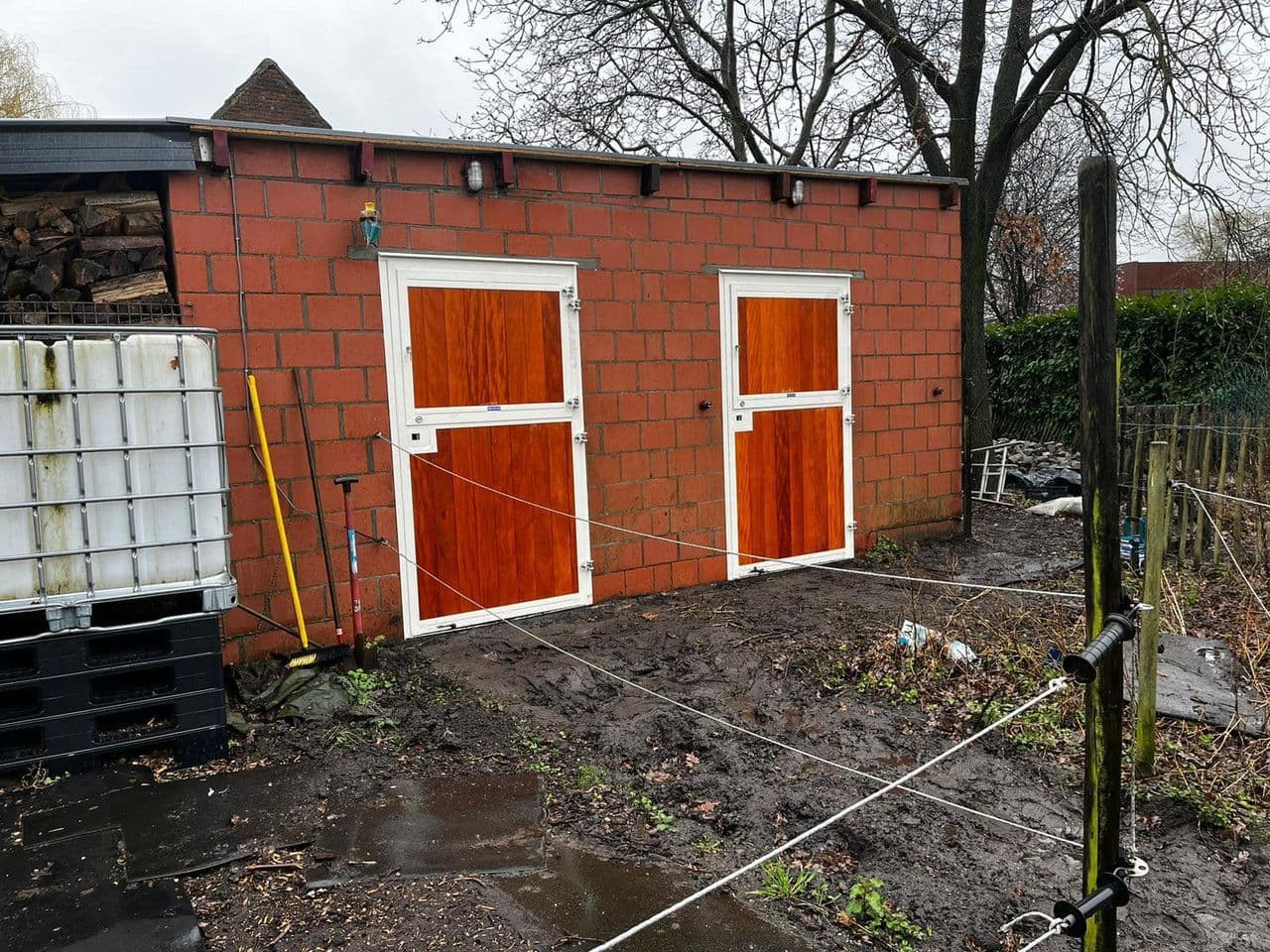 Profi staldeuren met hardhouten planken gemonteerd - afbeelding 2