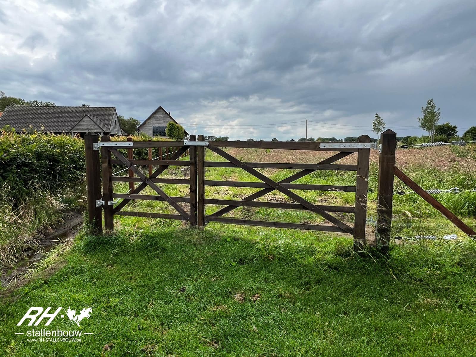 Hardhouten omheining te beveren - afbeelding 1