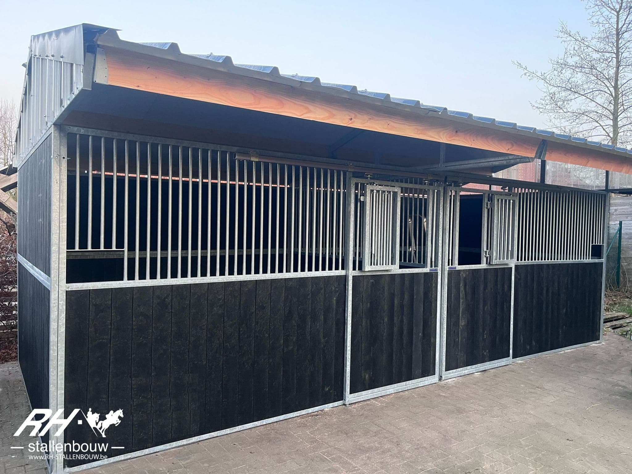 2 buitenstal met puntdak - afbeelding 1