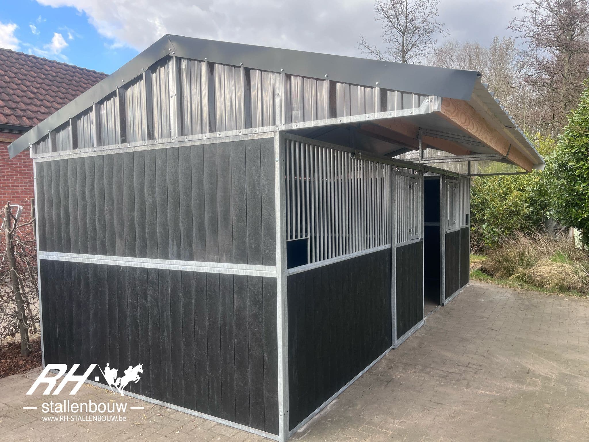 2 buitenstal met puntdak - afbeelding 2