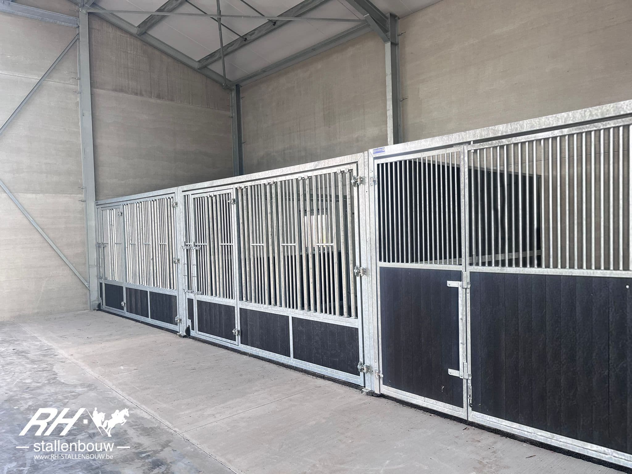 Volledig opendraaibare voerwanden zijn uitgerust met een draaideur - afbeelding 5