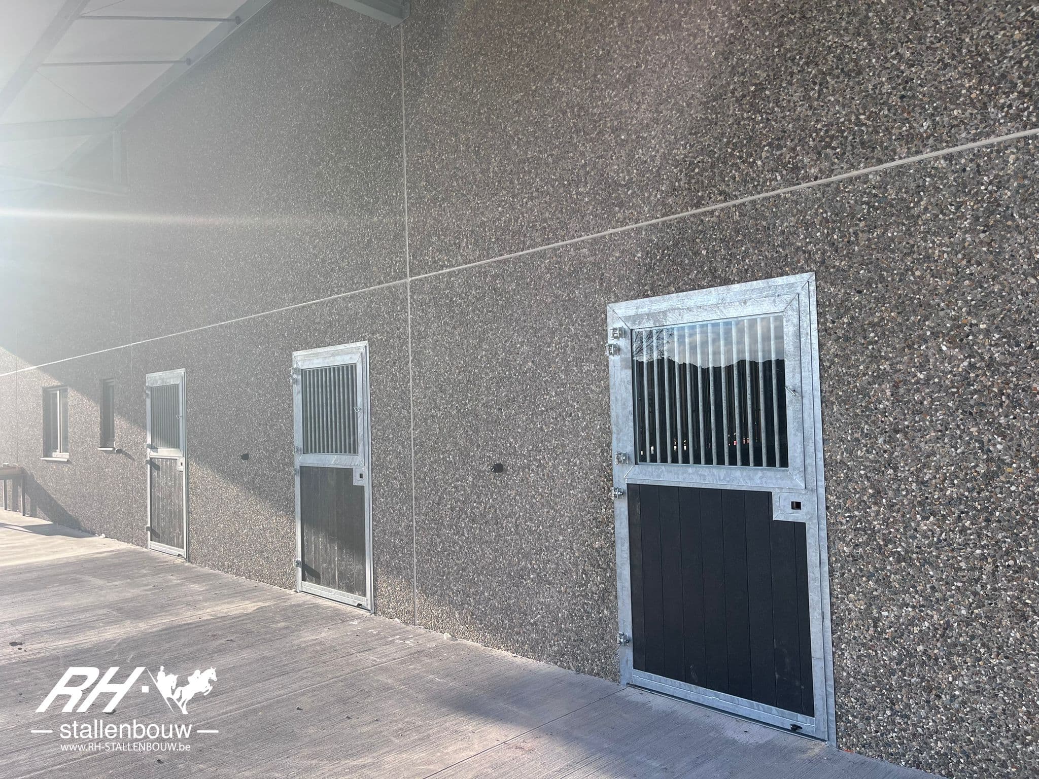 Volledig opendraaibare voerwanden zijn uitgerust met een draaideur - afbeelding 1