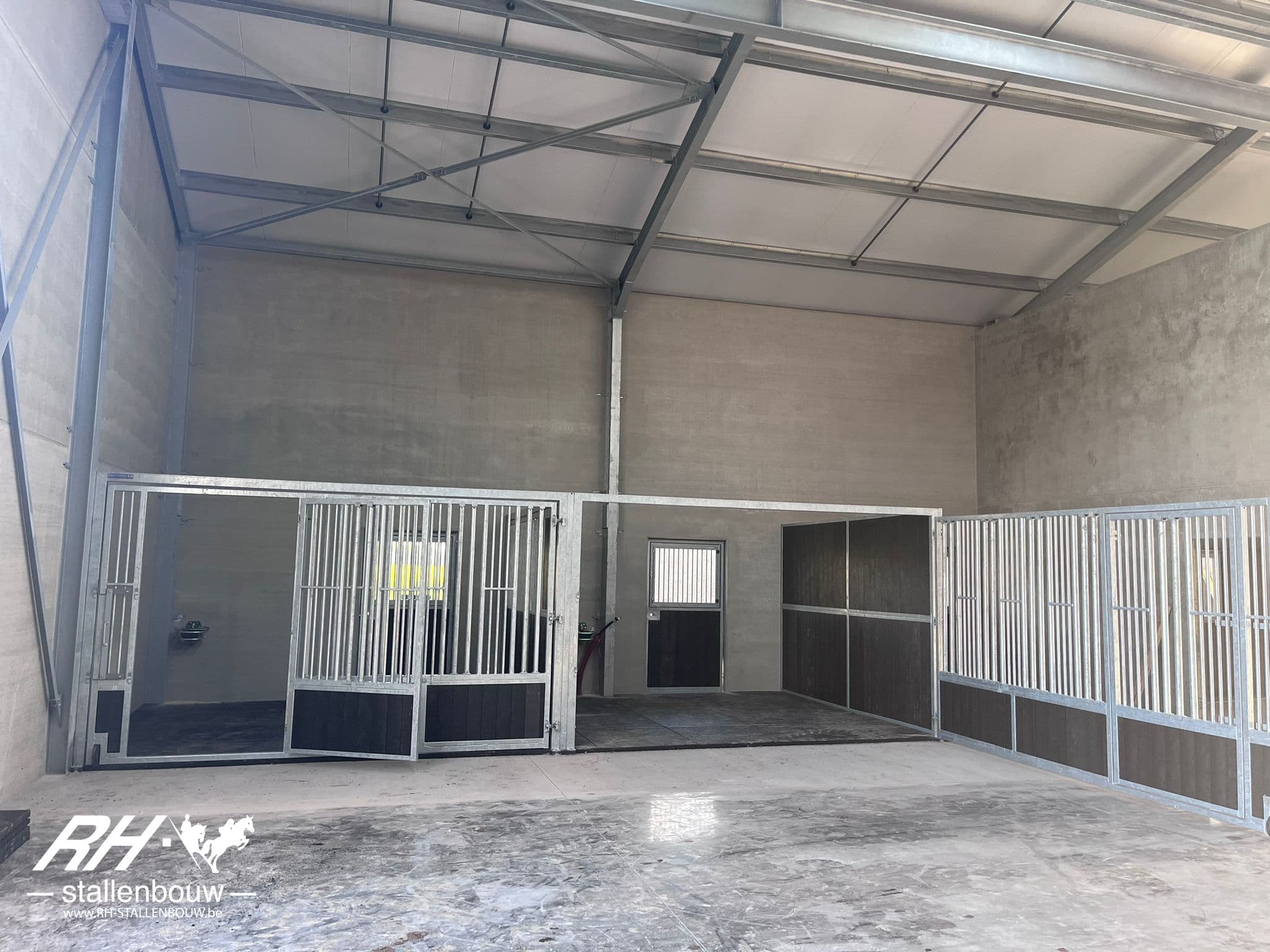 Volledig opendraaibare voerwanden zijn uitgerust met een draaideur - afbeelding 2