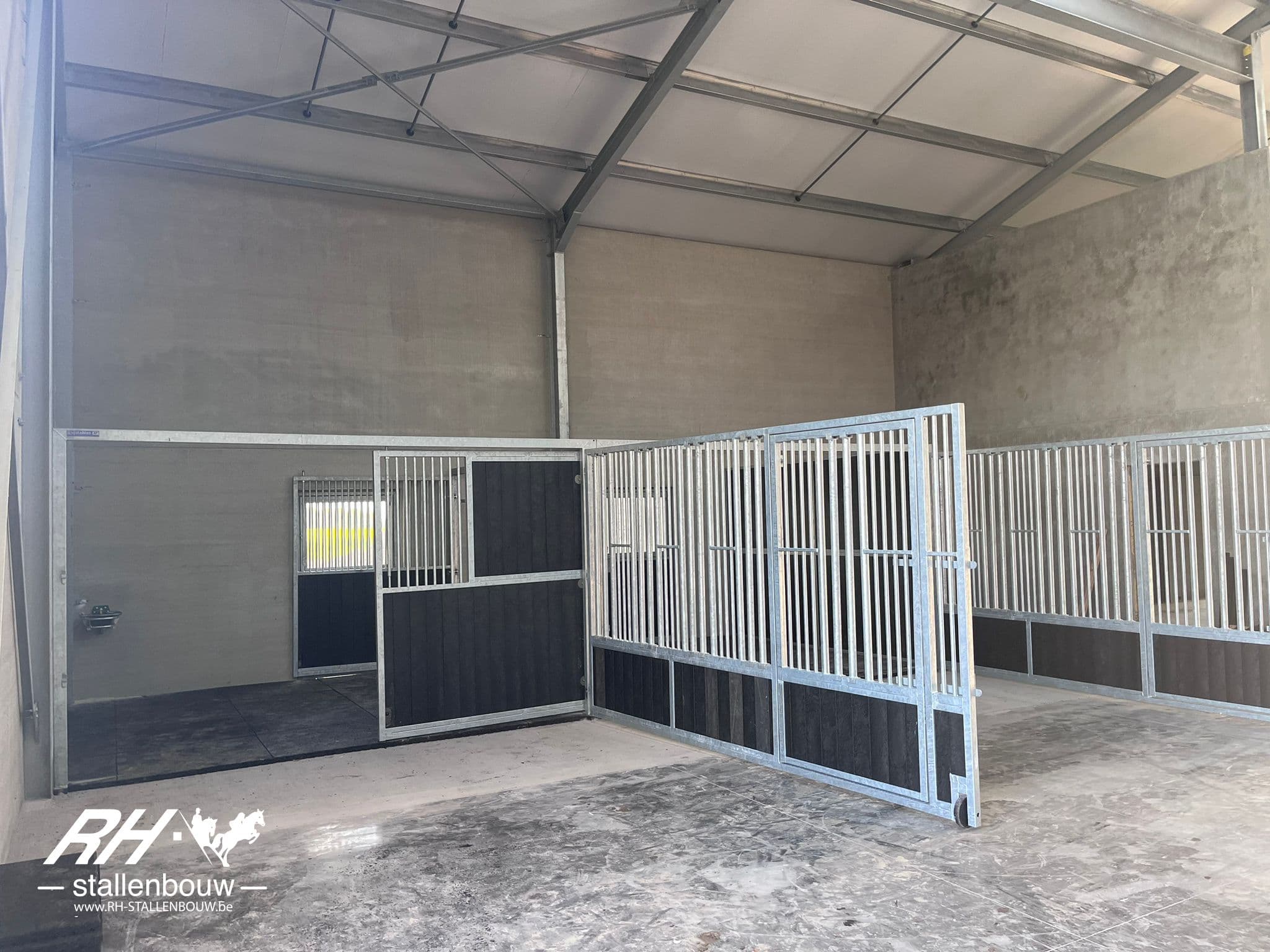 Volledig opendraaibare voerwanden zijn uitgerust met een draaideur - afbeelding 3