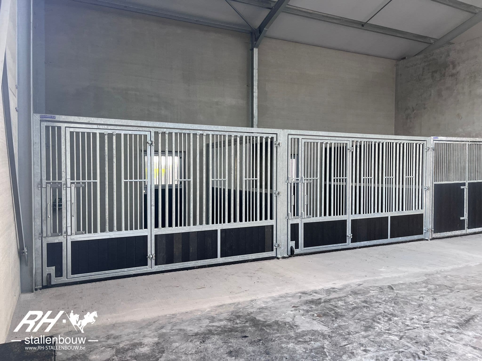 Volledig opendraaibare voerwanden zijn uitgerust met een draaideur - afbeelding 4