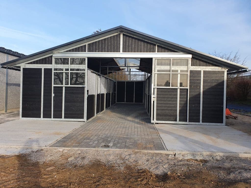 Systeemstal vooraanzicht met schuifdeur en zwarte kunststof