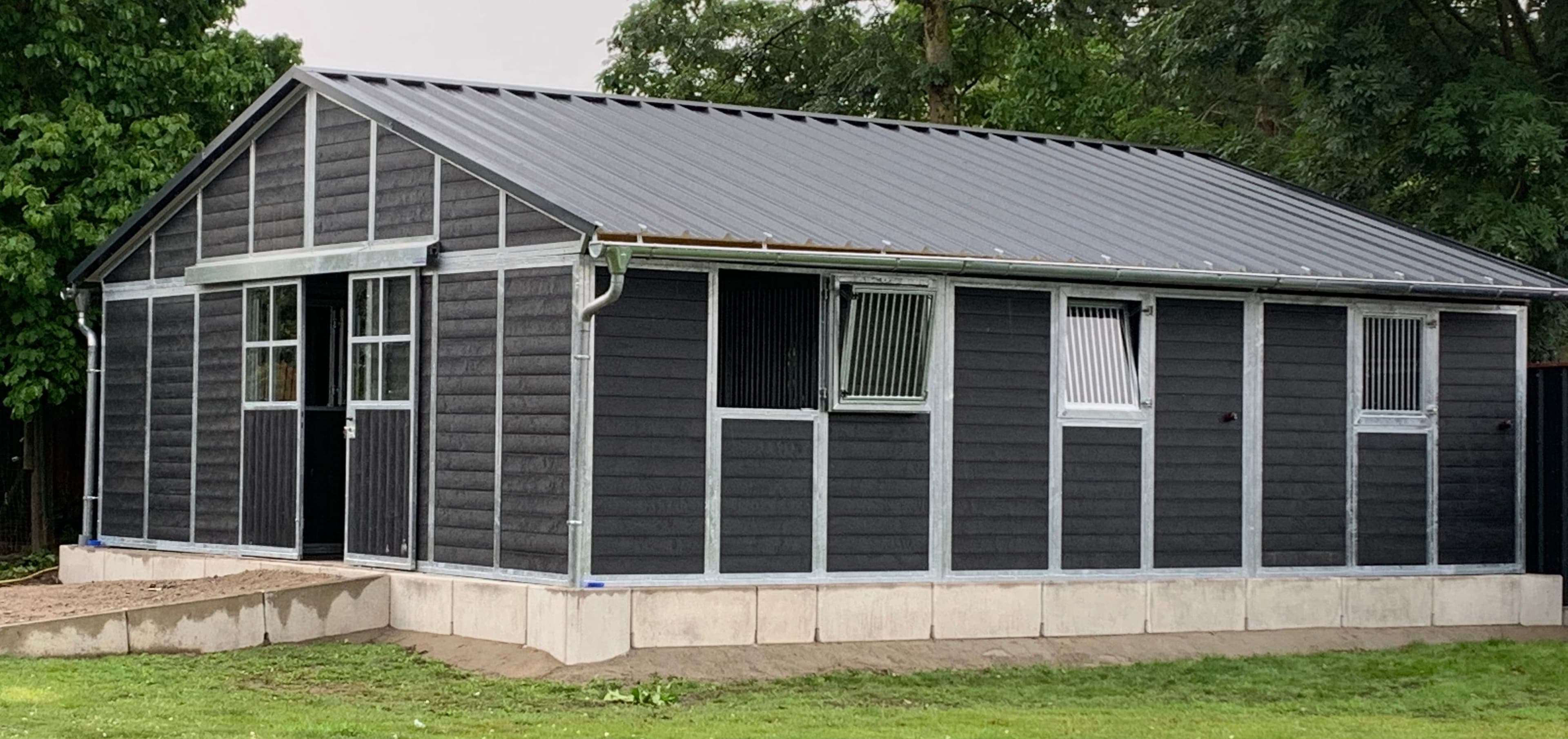 Banner van volledige systeemstam in zwarte kunststof