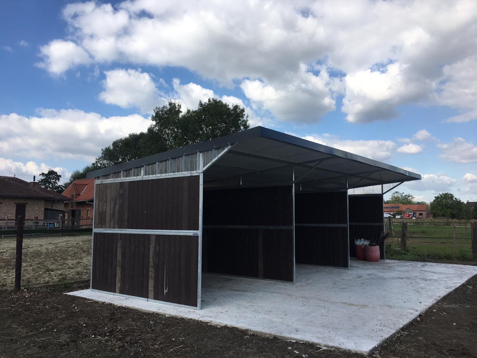 schuilstal lessenaarsdak + tussenwand volledig dicht 