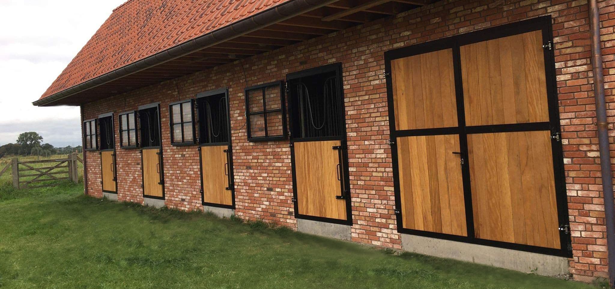 Banner met gepoedercoate deuren met bamboo planken