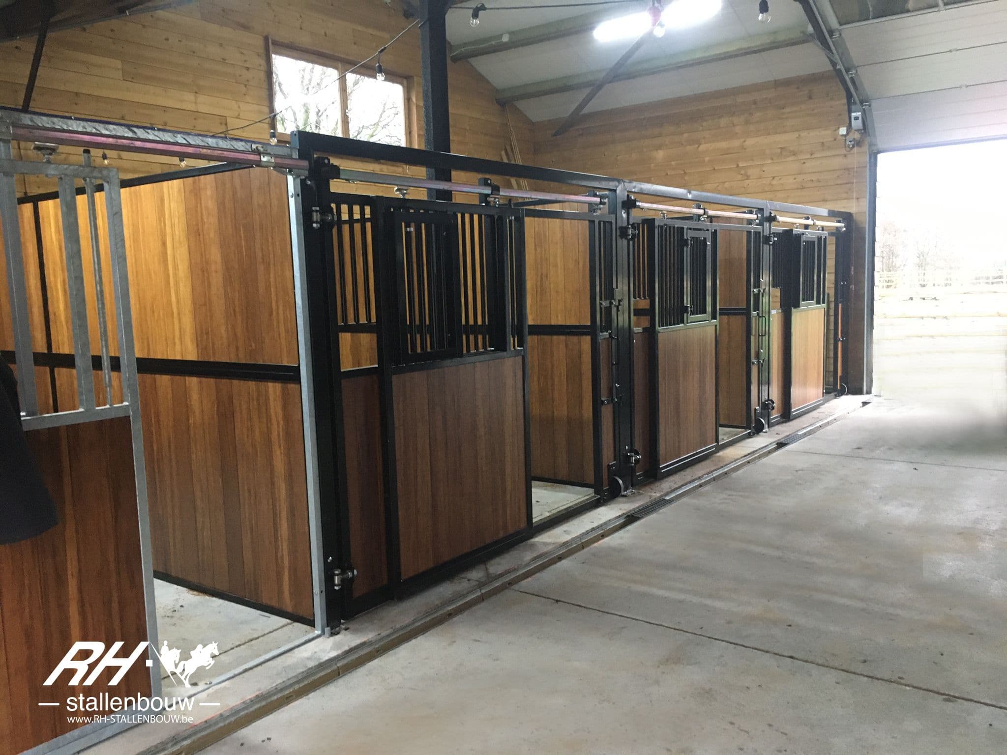 Voorwanden Evita met minideurtje en zijwanden volledig dicht - afbeelding 1